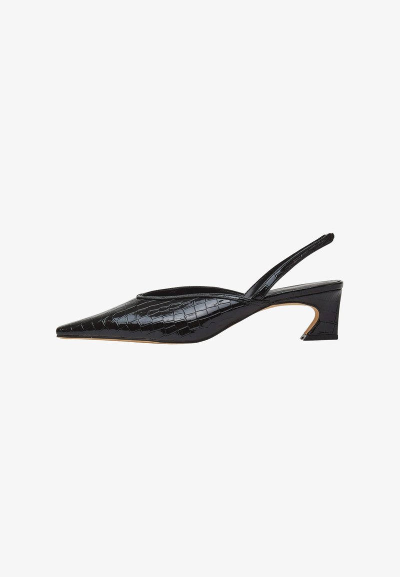 Schwarze Slingback-Absätze mit spitzer Zehenpartie, Krokodiltextur und niedrigem, geschwungenem Absatz. Glatte Oberfläche und Ausschnittdetails am Absatz.