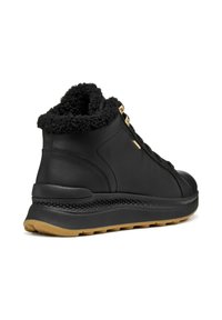 Sneaker in pelle nera con colletto in pelliccia sintetica, suola in gomma testurizzata e dettagli in metallo dorato. Presenta una punta arrotondata e un tacco imbottito.