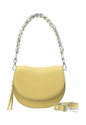 Sac à main jaune en forme de croissant avec poignée tressée bleu et crème et bandoulière jaune amovible avec fermoirs métalliques.