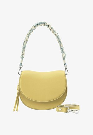 Sac à main jaune en forme de croissant avec poignée tressée bleu et crème et bandoulière jaune amovible avec fermoirs métalliques.