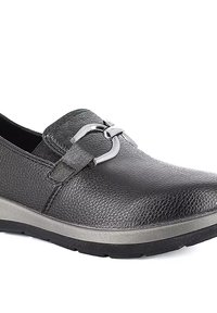Scarpa slip-on in pelle nera con superficie texturizzata, caratterizzata da una fibbia d'accento argentata e una suola grigia imbottita con fondo profilato.