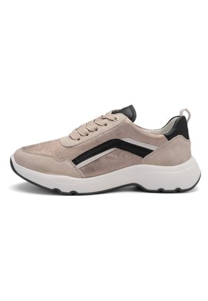 Beige suède sneaker met zwarte en witte accenten, afgeronde neus, vetersluiting en gestructureerde zool, voorzien van een trekband aan de achterkant.