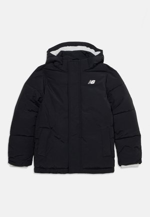 Czarna ocieplana kurtka zimowa z kapturem z logo New Balance na piersi i przednimi kieszeniami, rozłożona na płasko na białym tle.