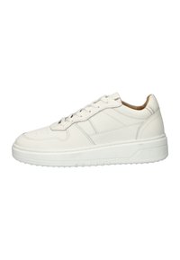 Witte leren sneaker met ronde neus, vetersluiting, subtiele stiksels en een gestructureerde rubberen zool. Vlotte oppervlakte zonder patronen.