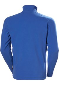 Blauwe fleece jas met een hoge kraag, lange mouwen en een gladde textuur. Heeft een label aan de linkerkant nabij de zoom.