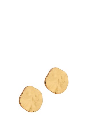 Paire de boucles d'oreilles clous en or brillant de forme irrégulière avec une surface légèrement texturée sur fond blanc.