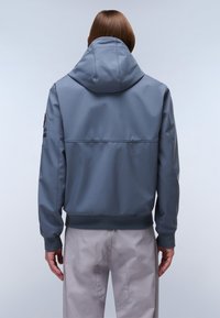 Hellgraue, kapuzenjacke mit einer glatten, wasserabweisenden Textur. Sie hat eine schmale Passform und dezente Nähte auf dem Rücken.