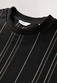 Non sélectionné, black