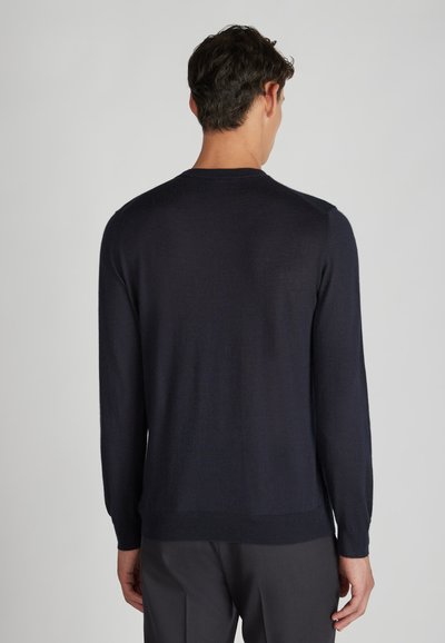 Marineblaue Strickjacke mit langen Ärmeln, Rundhalsausschnitt und Rippbündchen. Leichtes Material mit glatter Textur. Keine sichtbaren Muster.