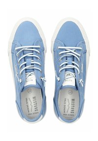 Světle modré plátěné tenisky s bílými gumovými podrážkami, s šněrováním, kontrastním prošíváním a vyraženým logem na jazyku.