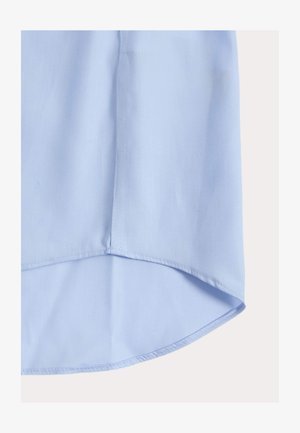 Helles blaues Hemd mit glatter Textur; verfügt über einen abgerundeten Saum und saubere Nähte entlang der Kanten. Geeignet für verschiedene Anlässe.