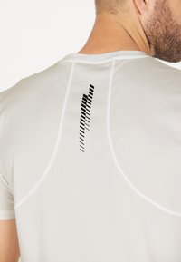Endurance Printtipaita - wit