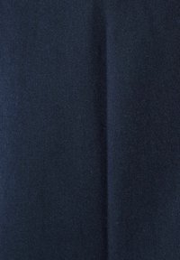 Tissu bleu marine foncé avec un subtil pli vertical au centre, montrant une texture tissée fine.