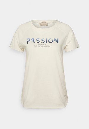 Krémové tričko s krátkými rukávy a modrým nápisem "PASSION" na prsou, doplněné menším textem "Všechno, co děláme, děláme s vášní, láskou a srdcem".