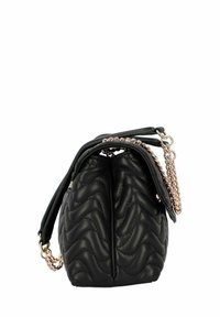 Bolso de mano acolchado negro con diseño texturizado en olas, que cuenta con una correa de cadena desmontable y acentos en hardware de color rosa dorado.