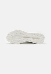 Weiße Sneakersohle mit einem strukturierten Profil, mit dem auffällig eingeprägten Markenlogo "ALDO" an der Seite. Glatte Materialoberfläche.