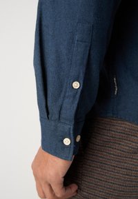 Marc O'Polo KENT COLLAR LONG SLEEVES NO POCKET ROUND HEM - Hemd - total eclipse
