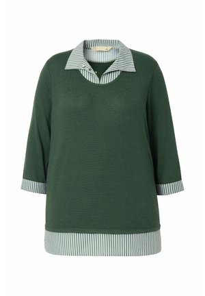 Top verde oscuro con mangas de tres cuartos, que presenta un cuello y puños a rayas en gris y blanco, y un dobladillo redondeado. Textura de tela suave.