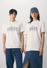 Tommy Jeans VARSITY TEE UNISEX - Camiseta estampada - ancient white