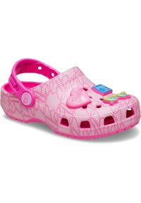 Zueco infantil rosa con el script de Barbie, charms de corazón, gafas de sol y cinta de casete, con tira trasera y agujeros de ventilación.