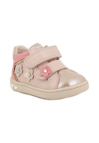 Scarpine in pelle rosa per bambini con doppie fascette in velcro, punta metallica, decorazioni floreali e dettagli a forma di cuore sulla suola.