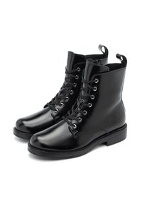 Botas de tobillo de cuero negro con un acabado suave, cordones en la parte delantera, puntera redonda y lengüetas en la parte posterior. Suela de goma plana con un dibujo mínimo.