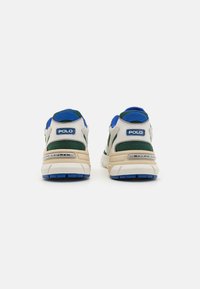 Baskets pour hommes avec une combinaison de mesh et cuir blancs, bleus et verts, dotées d'une semelle rembourrée et d'accents de marque.