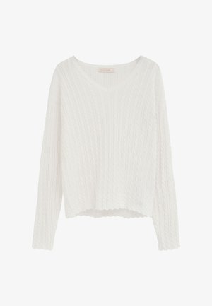 Biały, długi sweter z dzianiny warkoczowej z długim rękawem, dekoltem w serek i ściągaczami na mankietach, lekko skrócony dół, prezentowany na białym tle.