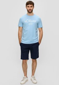 s.Oliver MIT GROSSEM LABEL - T-shirt print - himmelblau