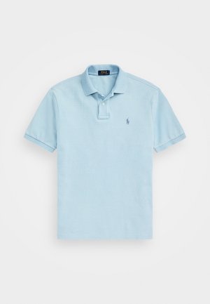 Polo-shirt bleu clair en coton, avec un col classique, des manches courtes et un détail de logo brodé sur la poitrine gauche.