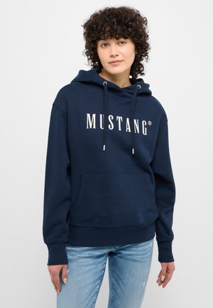Felpa blu navy con tasca frontale, cappuccio con coulisse e logo "MUSTANG" bianco. Realizzata in un tessuto strutturato con polsini a coste.
