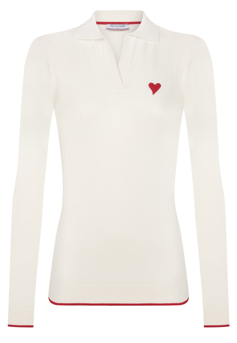 Weißes Langarm-Polo-Shirt aus weichem Stoff, mit einer roten Herzstickerei auf der linken Brust und roten Akzenten am Kragen und Saum.