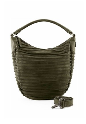 Borsa a mano in pelle verde oliva con pieghe testurizzate, manico curvo e tracolla rimovibile. Presenta una chiusura con zip e una finitura liscia.