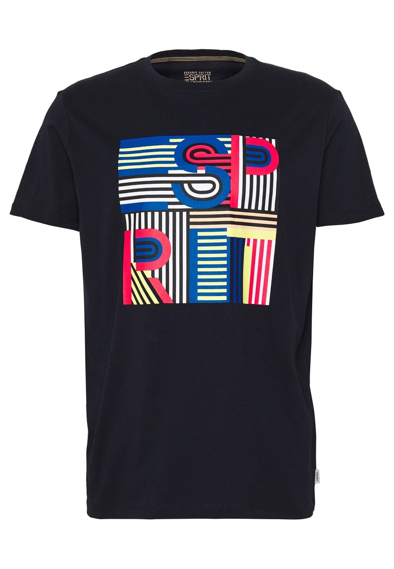 Navyblaue Baumwoll-T-Shirt mit einem bunten Grafikdesign, das kräftige Buchstaben und gestreifte Muster in roten, blauen und gelben Akzenten zeigt.