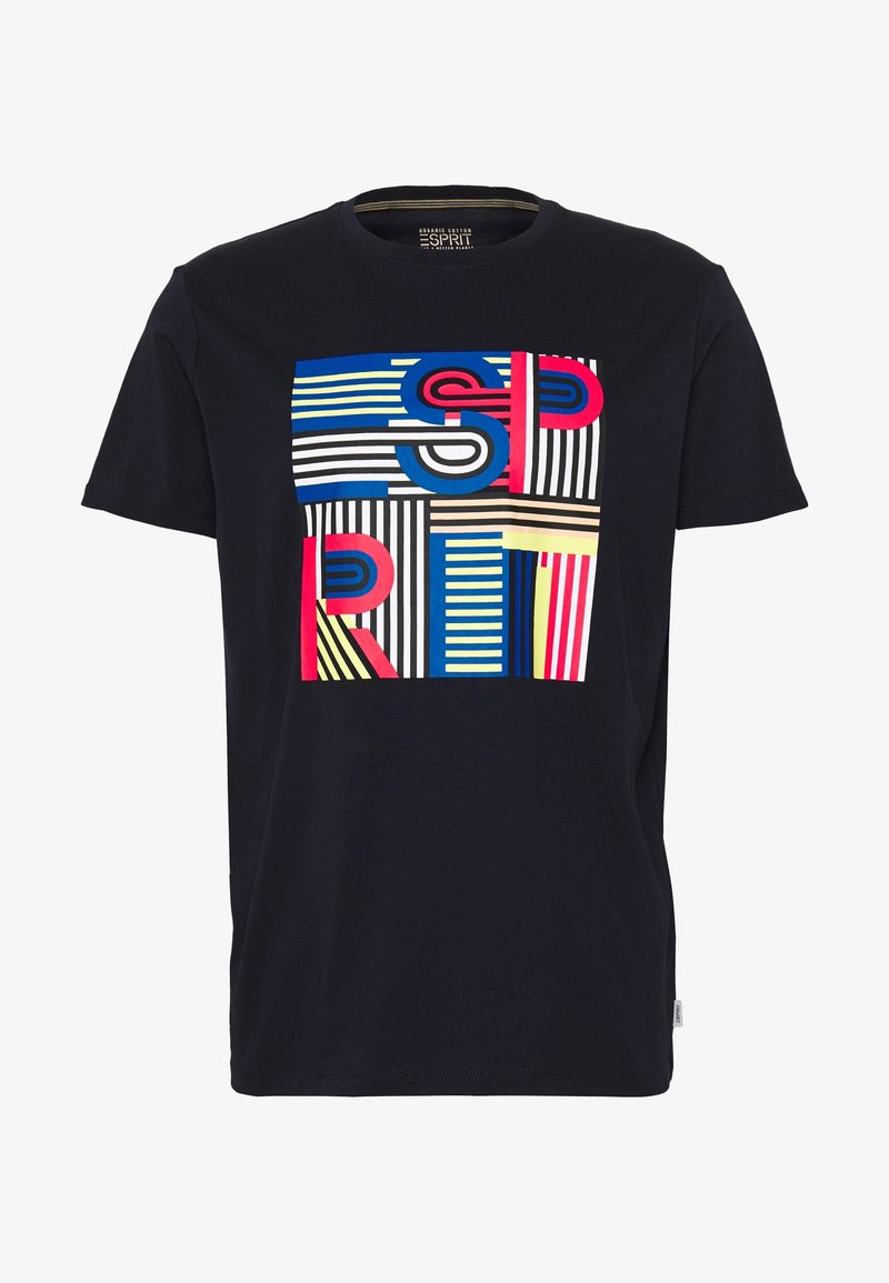 Navyblaue Baumwoll-T-Shirt mit einem bunten Grafikdesign, das kräftige Buchstaben und gestreifte Muster in roten, blauen und gelben Akzenten zeigt.