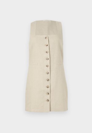 Vestido de lino beige con escote cuadrado, cierre frontal con botones verticales, dos bolsillos laterales y una silueta ajustada.