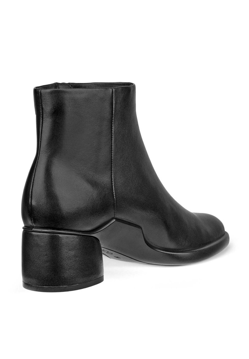 Botín negro de cuero hasta el tobillo con puntera redondeada, tacón bajo y acabado suave. Incluye detalles de costura sutiles y un diseño aerodinámico.