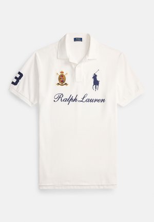 Weißes Polohemd mit Kragen, dunkelblauem Ralph Lauren Schriftzug, gesticktem Polospieler, Wappen mit der Nummer 20 und der Nummer 3 am linken Ärmel.