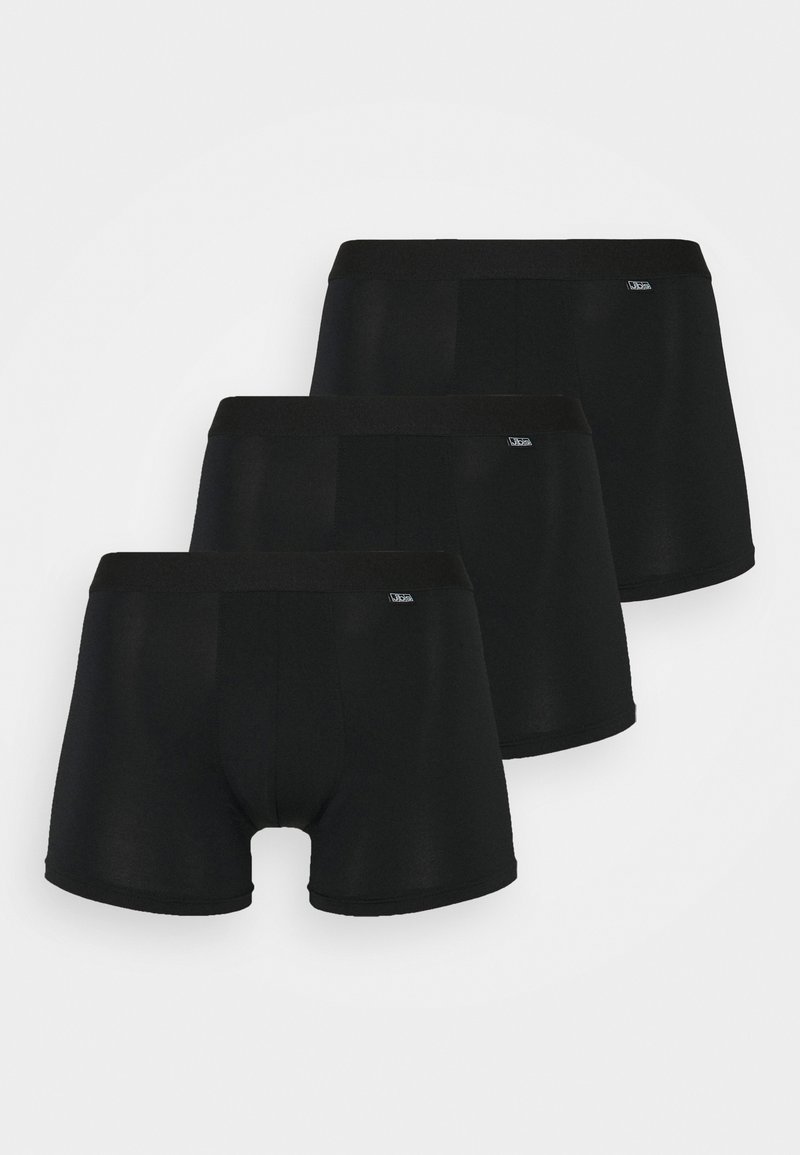 Drie paar zwarte boxershorts gemaakt van een soepele, rekbare stof met een comfortabele tailleband en zonder zichtbare naden of patronen.