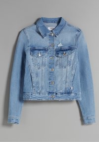 Ljust blå denimjacka med knäppning, två fickor framtill med lock, lätt slitna detaljer, liggande nerflatad på en grå bakgrund.