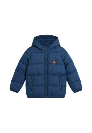 Giubbotto imbottito trapuntato blu con cappuccio, cerniera frontale, tasche laterali con cerniera e piccolo logo arancione-rosso sul petto sinistro.