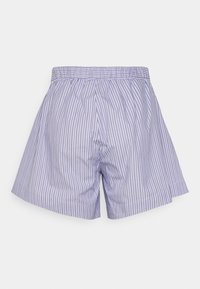 Pruhované šortky vyrobené z lehkého materiálu, s nařaseným elastickým páskem a volným střihem, převážně v levandulových a bílých tónech.