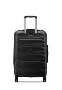 Schwarzer Hartschalenkoffer mit strukturiertem Oberflächen, horizontalen Rillen, Teleskopgriff und vier Rädern für einfache Mobilität.