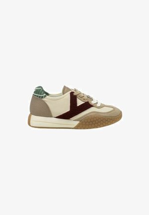 Sneaker beige con accenti marroni, in morbido suede sintetico texturizzato e con un tallone verde a motivo. Presenta una suola leggera con una texture a nido d'ape.