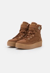 Tommy Hilfiger Bottines à plateau - cognac