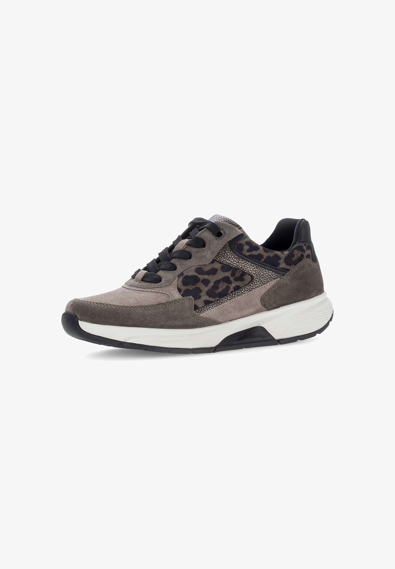 Graue Wildleder-Sneaker mit schwarzen Leopardenmuster-Akzenten, gepolstertem Kragen, schwarzen Schnürsenkeln und einer weißen Zwischensohle mit strukturierten Details.