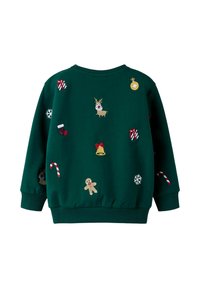 Ciemnozielony sweter bożonarodzeniowy z haftowanymi ikonami świątecznymi: renifer, piernikowy ludzik, laski cukrowe, prezenty, dzwonek, płatki śniegu i skarpeta.