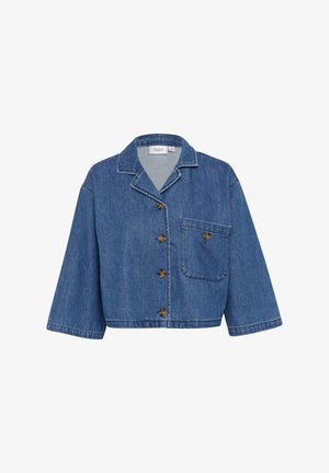 Középkék, rövidített farmerdzseki. Jellemzője a kihajtható gallér, elöl gombos záródás és egy gombos, műanyag zsebből álló zseb.