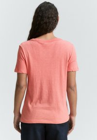TOM TAILOR MIT V-AUSSCHNITT - Marškinėliai su spaudiniu - rosewood pink