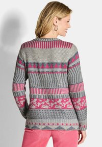 Strickpullover mit geometrischen Mustern in Grau, Pink und Blau. Rundhalsausschnitt, lange Ärmel und gerippte Akzente an den Bündchen und am Saum.